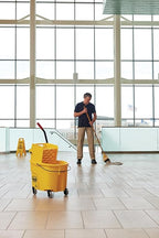 Rubbermaid Commercial Products WaveBrake 35 Qt. Side-Press Mop Bucket and Wringer Combo on Wheels Yellow for Professional/Industrial/Business Heavy-Duty Floor Cleaning/Mopping